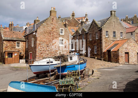 Les bateaux de pêche et les vieux cottages by harbour dans vieux village traditionnel sur la côte du Firth of Forth. Crail East Neuk Fife Scotland UK Banque D'Images