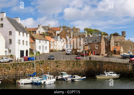 Vieilles cabanes de pêcheurs autour de port avec bateaux de pêche amarrés dans le vieux village sur la côte du Firth of Forth. Crail, East Neuk de Fife, Fife, Scotland, UK Banque D'Images