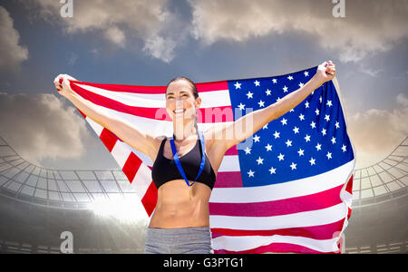Libre de la sportive posant avec un drapeau américain et une médaille Banque D'Images