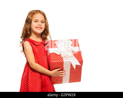 Portrait de petite fille avec d'énormes présent rouge Banque D'Images