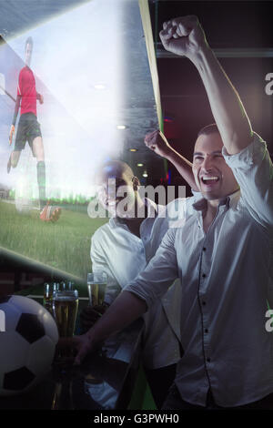 Image composite de amis regardent le sport à la télévision Banque D'Images