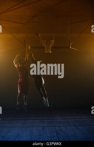 Joueur de basket-ball deux : un tir, un jumping Banque D'Images