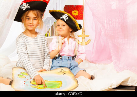 Deux petites filles jouant avec carte au trésor des pirates Banque D'Images