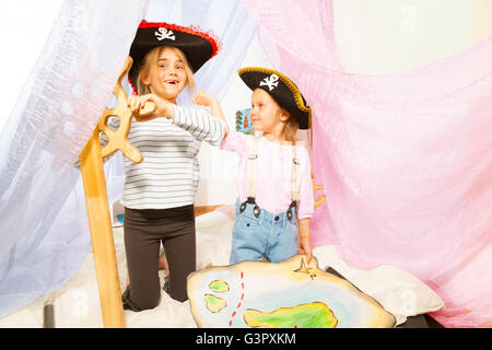 Funny Girls en costumes de pirate la gouverne du navire Banque D'Images