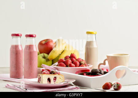 Le petit-déjeuner. Gâteau aux fraises et du café, des fruits et des baies fraise et banane smoothies. Focus sélectif. Banque D'Images