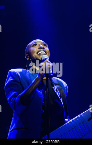 Laura Mvula effectue au Wales Millennium Centre de Cardiff Bay dans le cadre du festival inaugural de la voix. Banque D'Images