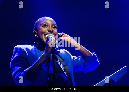 Laura Mvula effectue au Wales Millennium Centre de Cardiff Bay dans le cadre du festival inaugural de la voix. Banque D'Images