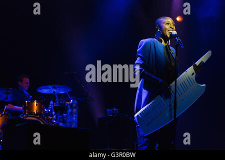 Laura Mvula effectue au Wales Millennium Centre de Cardiff Bay dans le cadre du festival inaugural de la voix. Banque D'Images