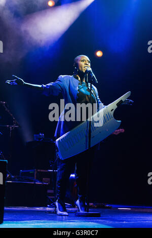 Laura Mvula effectue au Wales Millennium Centre de Cardiff Bay dans le cadre du festival inaugural de la voix. Banque D'Images