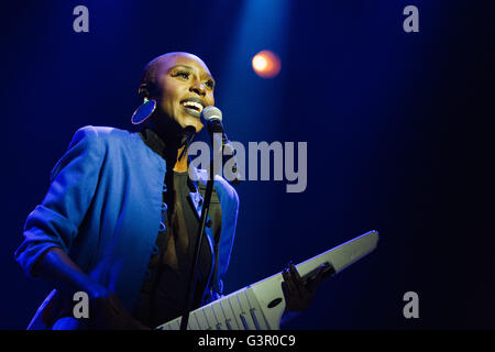 Laura Mvula effectue au Wales Millennium Centre de Cardiff Bay dans le cadre du festival inaugural de la voix. Banque D'Images