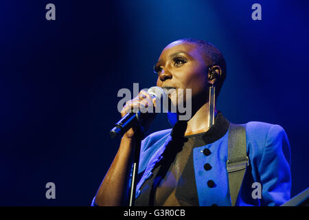 Laura Mvula effectue au Wales Millennium Centre de Cardiff Bay dans le cadre du festival inaugural de la voix. Banque D'Images