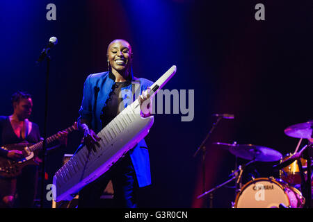 Laura Mvula effectue au Wales Millennium Centre de Cardiff Bay dans le cadre du festival inaugural de la voix. Banque D'Images