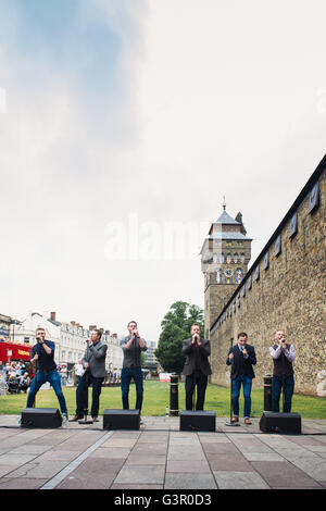 Seuls les hommes à haute voix effectuer à l'extérieur le château de Cardiff dans le cadre de l'horloge pendant la chorale Wales Millennium Centre's festival inaugural de la voix. Banque D'Images