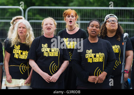 La Chorale Sans Nom, formé de personnes sans-abri et marginaux, effectue à Cardiff dans le cadre de la Wales Millennium Centre, le Festival de la voix. Banque D'Images