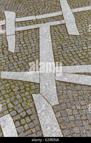 Juillet 2015 - Le Musée Juif de Berlin, Berlin, Allemagne : Détail de la chaussée. Il est conçu par l'architecte Daniel Libeskind. Banque D'Images