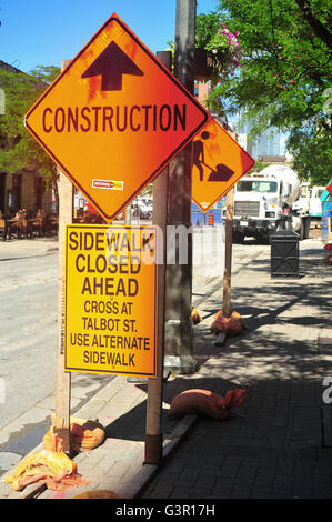 Trottoir fermé et signes de la construction sur le côté de la rue, à London, en Ontario. Banque D'Images