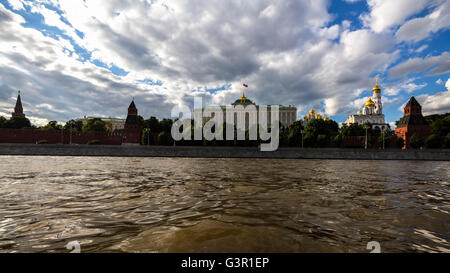 Vue sur grand palais du Kremlin de Moscou river Banque D'Images