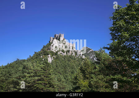 Vue sur le château de Puilaurens, Aude, Occitanie, France, perché sur un sommet de 300 mètres de haut, rock Banque D'Images