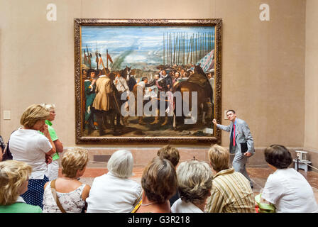 Guide de la galerie d'art présentant la reddition de Breda par Diego Velazquez dans le Museo del Prado, Madrid, Espagne Banque D'Images