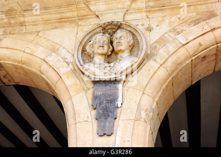 Buste du Roi Juan Carlos et la Reine Sofia sur la Plaza Mayor à Salamanque Espagne Banque D'Images