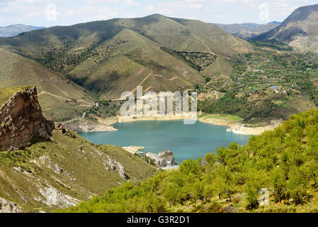 Le lac artificiel de Guejar Sierra 'Embalse de Canales' dans le parc national de la Sierra Nevada en Andalousie Espagne. Banque D'Images