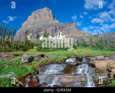 USA, Montana, le parc national des Glaciers, petite cascade sur Logan Creek descend couches sédimentaires sous Clements Mountain. Banque D'Images