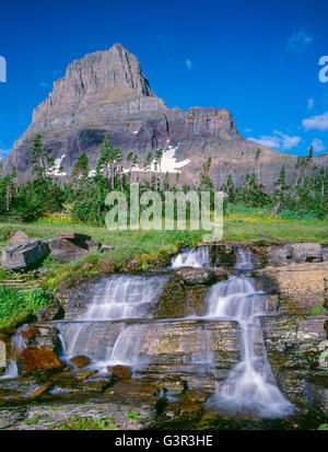 USA, Montana, le parc national des Glaciers, petite cascade sur Logan Creek descend couches sédimentaires sous Clements Mountain. Banque D'Images