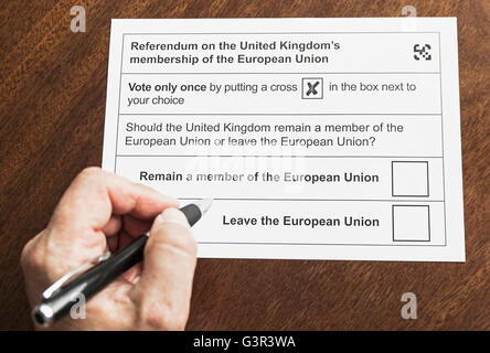 Élection européenne bulletin de vote postal avec un homme de main à propos de vote. Banque D'Images