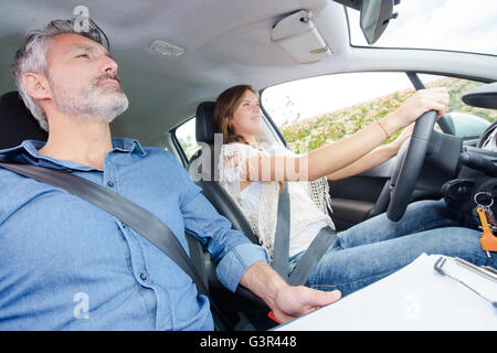 Avec l'instructeur de conduite étudiante Banque D'Images