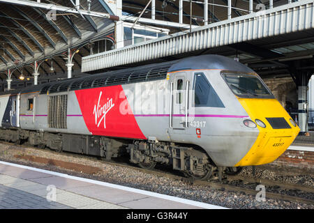 Virgin Trains East Coast 43317 siège au quai 2 à la gare centrale de Newcastle Banque D'Images