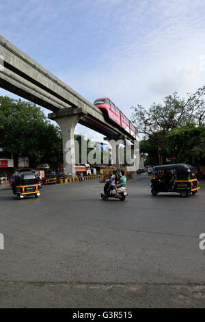 Des feux de circulation à Monorail rouge Banque D'Images