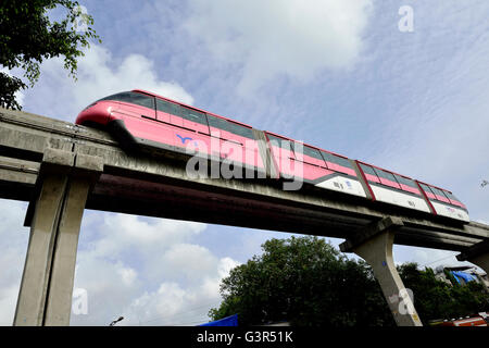 Monorail Mumbai rouge Banque D'Images