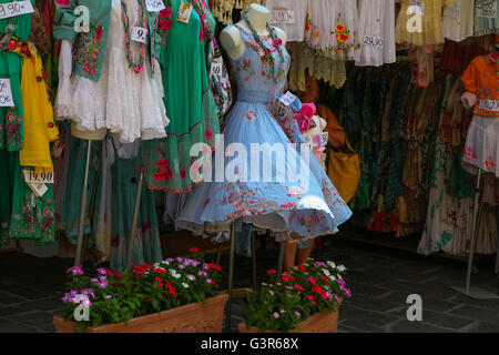 Large robe de style 1950 coulant à la vente place du marché vert et bleu coton et lin vêtements pour jeunes femmes toutes les couleurs . Banque D'Images