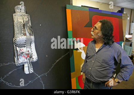 Dia Azzawi dans son atelier de Londres. Il a quitté l'Irak sous Saddam Hussein en 1976 et est aujourd'hui l'un des artistes les plus influents de l'Iraq. Banque D'Images