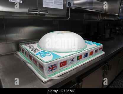 Un gros gâteau en cours de préparation dans la cuisine à bord du paquebot de croisière Queen Elizabeth Banque D'Images