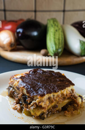 Assiette de la moussaka maison avec divers aubergines et autres légumes Banque D'Images