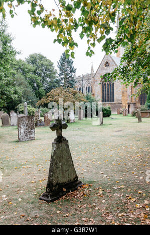 Les pierres tombales dans un vieux cimetière à l'église Holy Trinity à Stratford upon Avon, Royaume-Uni. Jour nuageux Banque D'Images