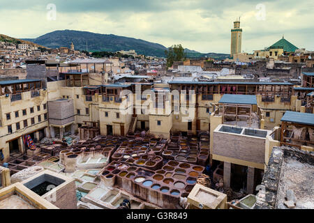 Vue d'une tannerie dans la ville de Fès, au Maroc Banque D'Images