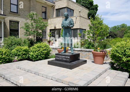 Le docteur Frederick Banting statue dans le jardin de la Maison Banting Museum, London (Ontario), le berceau de l'insuline Banque D'Images