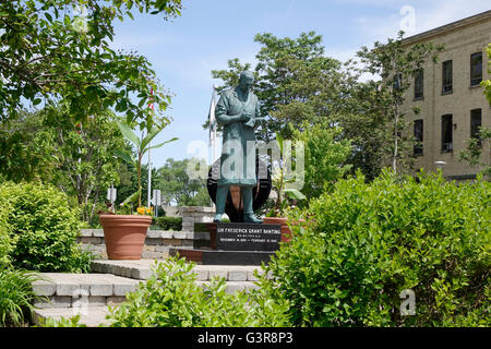 Le docteur Frederick Banting statue dans le jardin de la Maison Banting Museum, London (Ontario), le berceau de l'insuline Banque D'Images