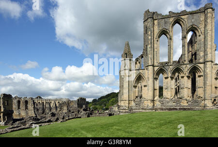 L'abbaye de Rievaulx, les vestiges d'un monastère cistercien médiéval dans le North Yorkshire, England, UK Banque D'Images