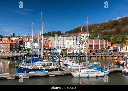 Bateaux dans le port de plaisance de Scarborough Banque D'Images