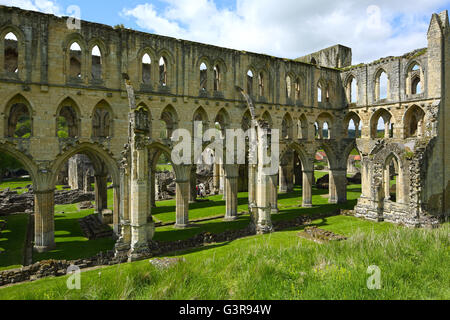 L'abbaye de Rievaulx, les vestiges d'un monastère cistercien médiéval dans le North Yorkshire, England, UK Banque D'Images