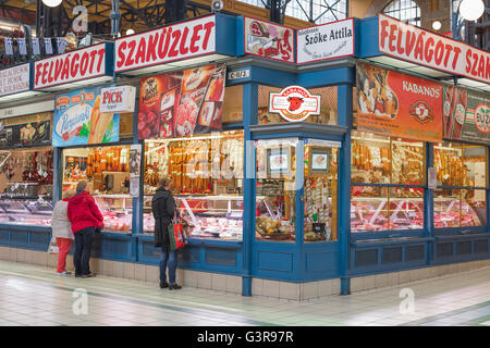 Grand Marché couvert de Budapest, les gens faire du shopping à l'intérieur le grand marché dans le domaine de Jozsefvaros Budapest, Hongrie. Banque D'Images