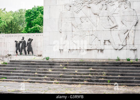 Panthéon communiste du mouvement de la classe ouvrière dans le cimetière Kerepesi dans l'Jozsefvaros de Budapest, l'Europe. Banque D'Images