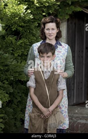 M. Holmes Année : 2015 UK / USA / Japon Réalisateur : Bill Condon Laura Linney, Milo Parker Banque D'Images