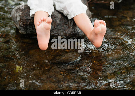 La Suède, Vastmanland, Baby Boy (18-23 mois) les pieds dans l'eau de trempage