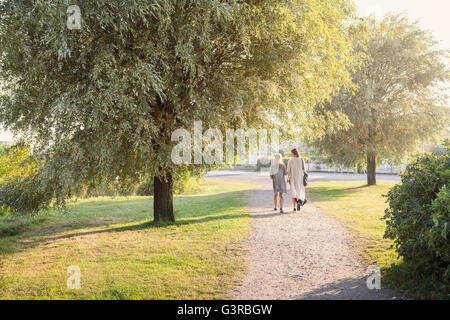 La Suède, Blekinge, Solvesborg, Mère et fille (14-15) walking in park