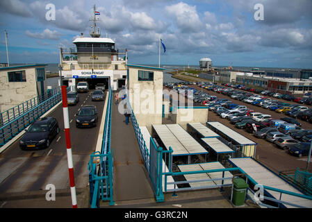 Ferry avec des voitures à Den Helder pour l'île de Texel Banque D'Images