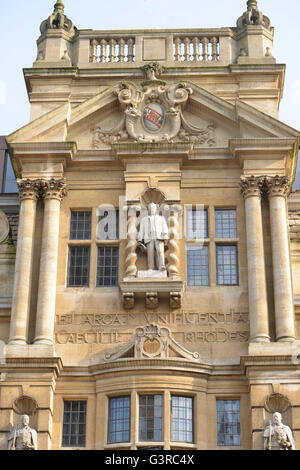 Statue de Cecil Rhodes sur l'Oriel College Building, High Street, Oxford. (Remarque : cette image n'est pas masquée par un filet anti-pigeon). Banque D'Images